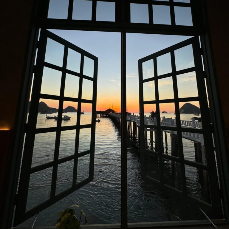 Le Bajo Flores Caffe, Spot Sunset Tercantik di Labuan Bajo yang Memikat Wisatawan