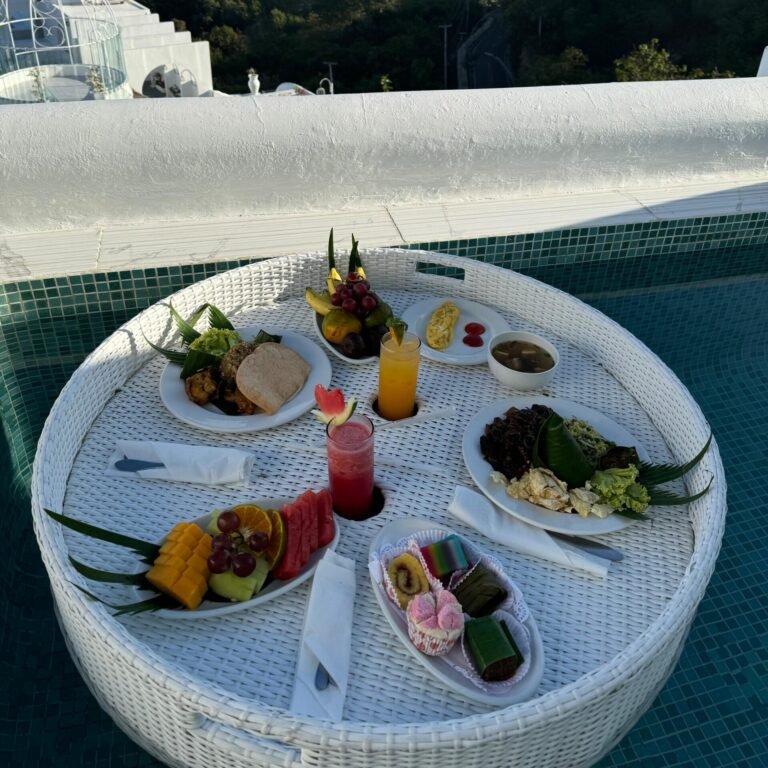 Loccal Collection Labuan Bajo Hadirkan Floating Breakfast Mewah dengan Panorama Laut yang Memikat