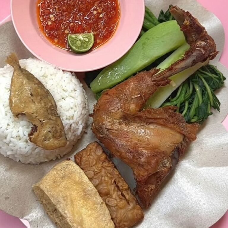 Sensasi Nasi Temponk Pink: Perpaduan Warna Cantik dan Rasa Bali yang Otentik