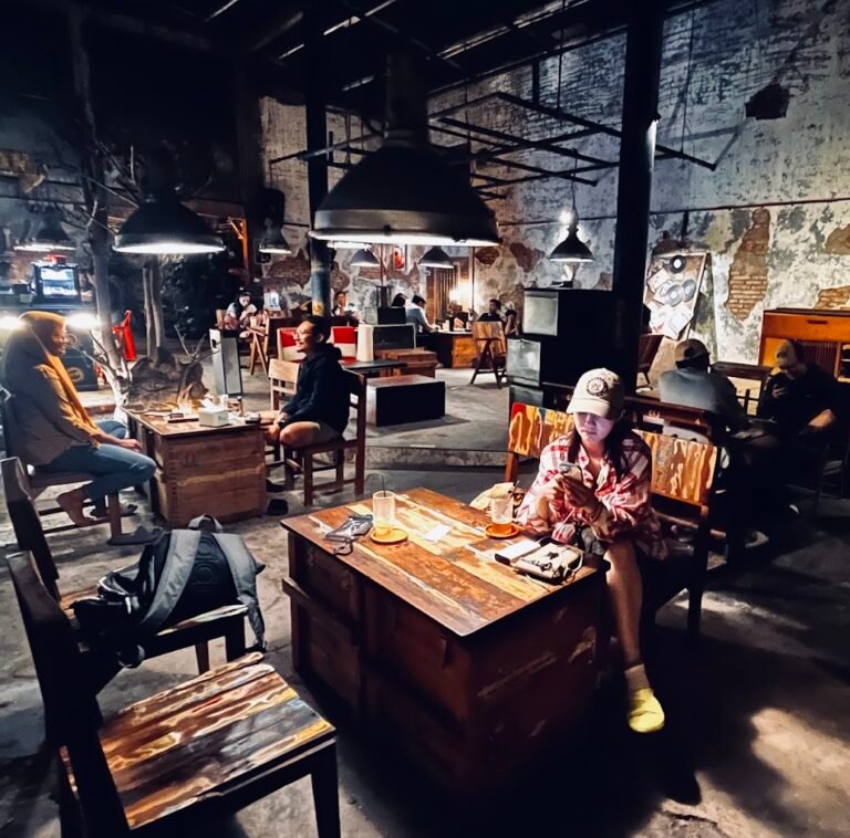 Kafe Vintage Timur Terasing