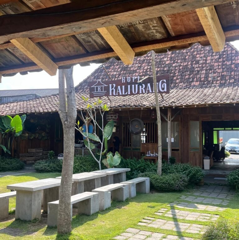 Warung Makan Prasmanan Kaliurang Cabang Batu Sajikan Ratusan Menu Rumahan dengan Suasana Sawah yang Menenangkan