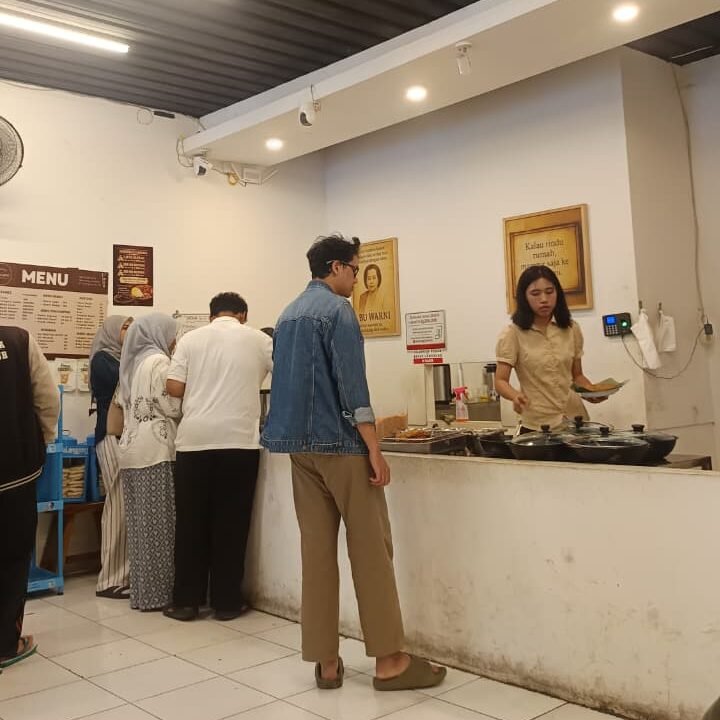 Warung Bu Warni Klojen Hadirkan Sensasi Kuliner Rumahan dengan Rasa Luar Biasa